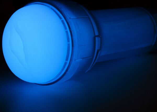 Kiiroo FeelGlow masturbator med gjennomsiktig hylse, vaginalformet åpning og gjennomsiktig skall