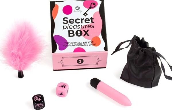 Secret Pleasures Box fra Secret Play med de to terningene, det rosa vibratoegget, den rosa fjærkosten og den svarte satengposen