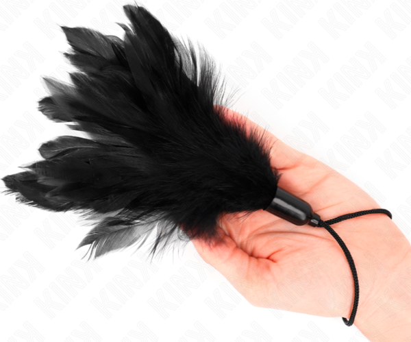 Kildefjær Kink Tickle Feathers på 15 cm, med tauhåndtak og base i plast